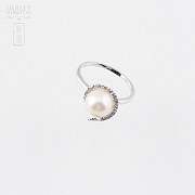 18k white gold ring with pearl and diamonds.