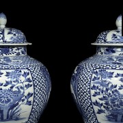 Pareja de tibores de porcelana azul y blanco, Jingdezhen, dinastía Qing