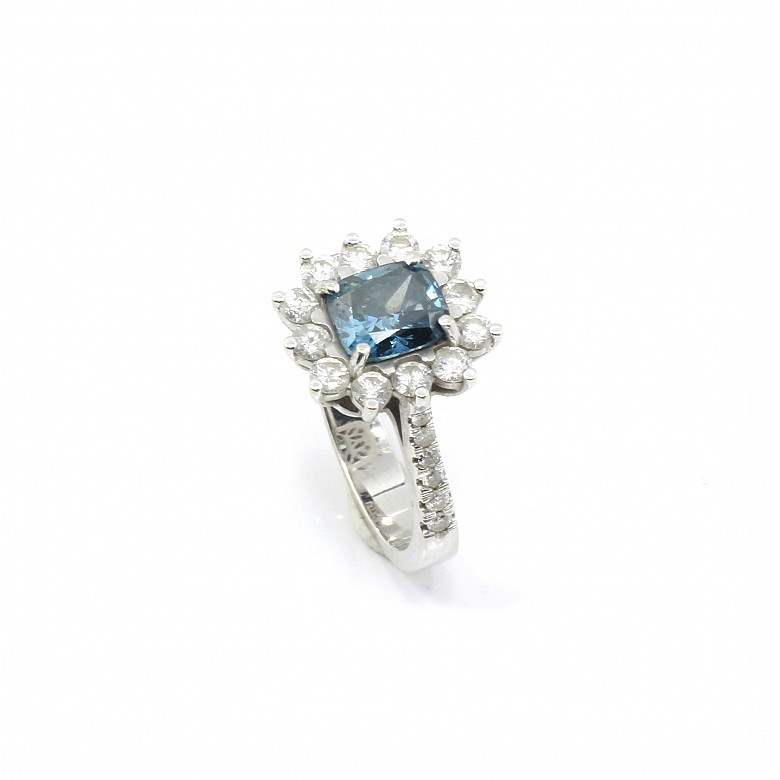 Anillo de oro blanco 18k con diamante Fancy color azul.