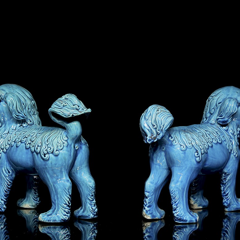 Pair of glazed porcelain foo lions, Qing dynasty