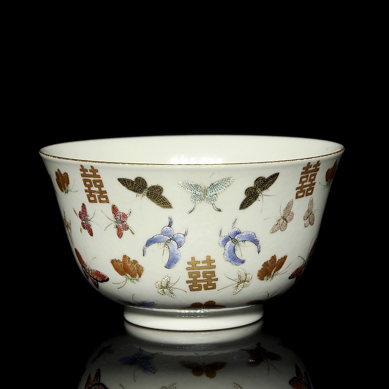 Enamelled porcelain ‘Butterflies’ bowl, Qing dynasty