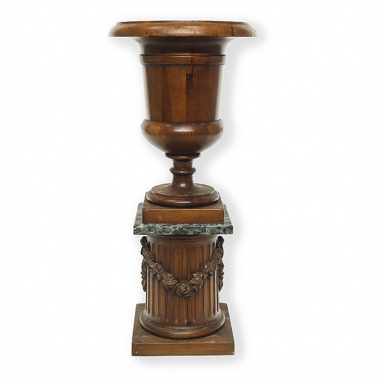 Copa Medici con pedestal de madera, s.XX