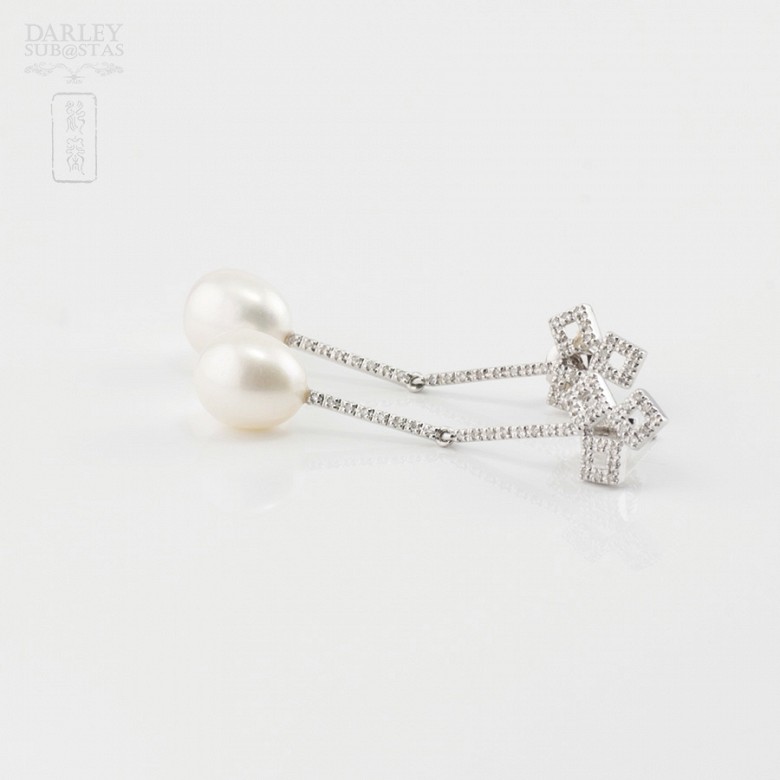 Pearl earrings in 18k white gold and diamonds.