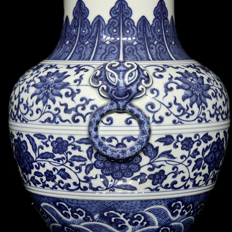 Blue and white ‘Hu’ porcelain vase, with Qianlong seal