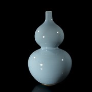 Glazed porcelain ‘Hulu’ vase, with Kangxi mark