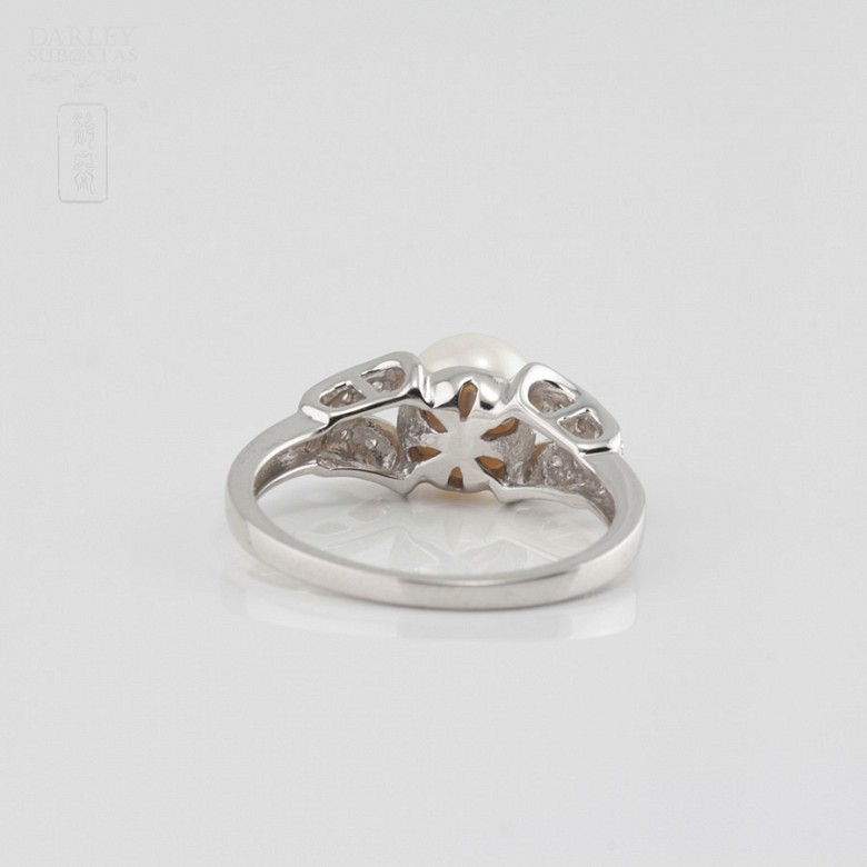 18k white gold ring with pearl and diamonds.