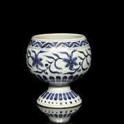 Copa de cerámica vidriada azul y blanco, con marca Xuande