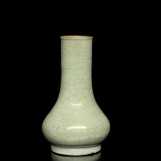 Ceramic vase with ‘Geyao’ glaze, Ming dynasty