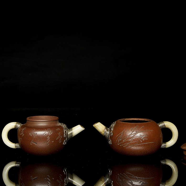 Two earthenware teapots, Yixing, 20th century