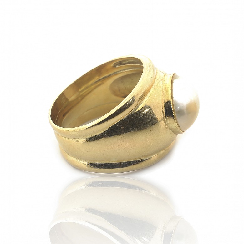 Anillo de oro amarillo 18 k y una madreperla