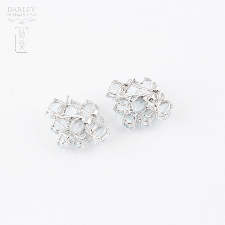 Earrings in 18k white gold diamonds and aquamarines.