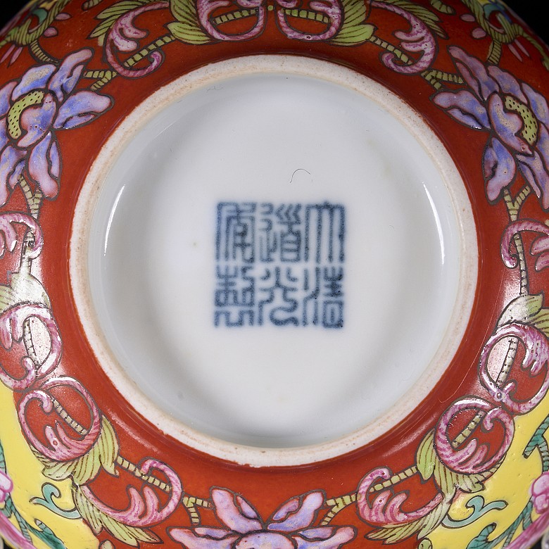 Enamelled bowl with coral background, famille rose, Qing dynasty