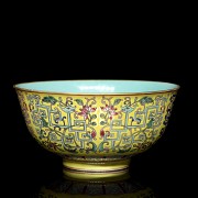 Porcelain enamelled bowl with yellow background, with Yongzheng seal