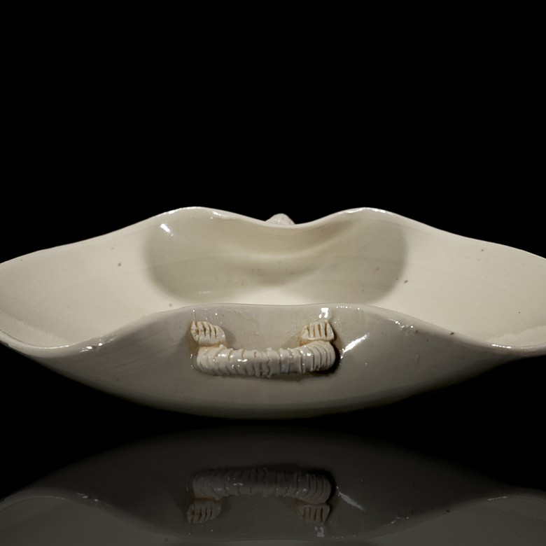 Lotus-leaf porcelain vessel, Qing dynasty