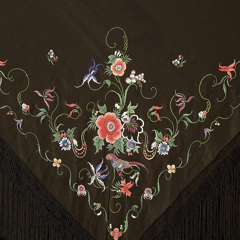 Elizabethan embroidered silk Manila shawl, 19th century