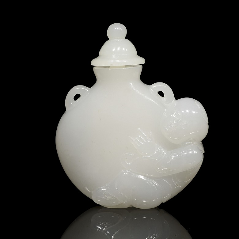 Jade snuff bottle ‘Child’, Qing dynasty