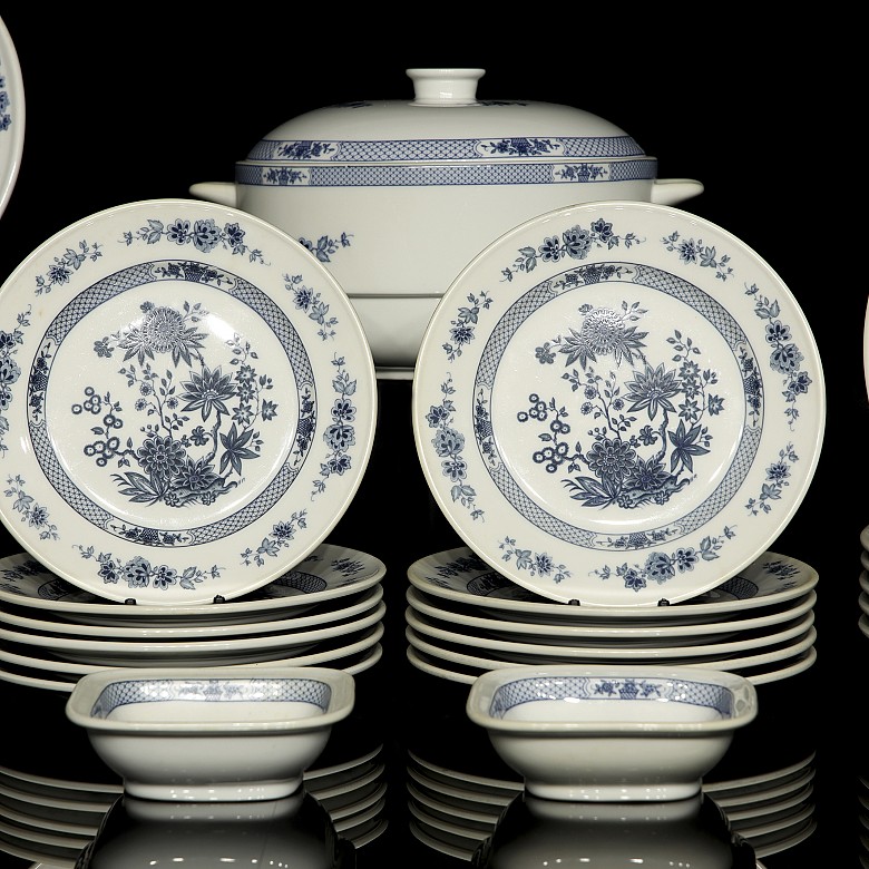 Porcelain tableware with floral decoration, 20th century - 3