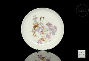 Porcelain enamel dish, pink family ‘Lady with children’, Yongzheng