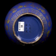 Glazed porcelain vase with blue background, Qing dynasty, with Guangxu seal