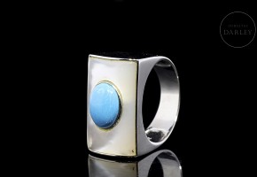 White gold ring with turquoise and mother-of-pearl