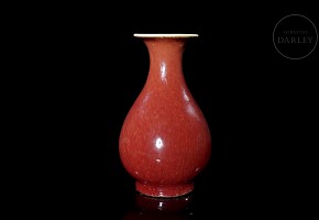 Jarrón de porcelana esmaltada en rojo, dinastía Qing