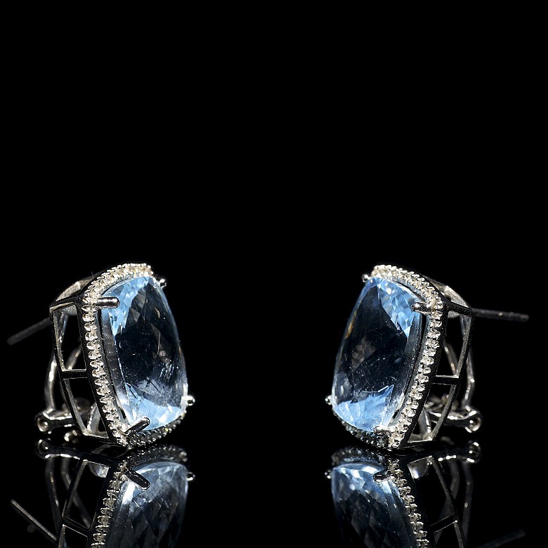 Earrings in 18kt white gold with topaz and diamonds