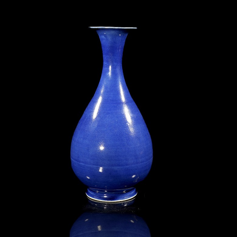 Blue enamelled porcelain vase ‘Ji’, Qing dynasty