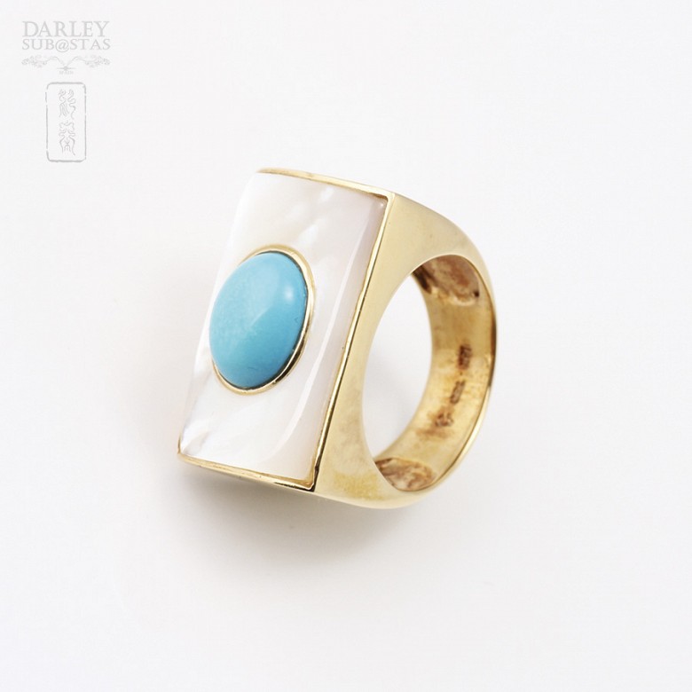 Turquoise and mother of pearl ring in 18k yellow gold.