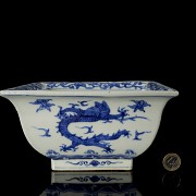 Blue-and-white porcelain pot ‘Dragons’, with Ming Dynasty seal, Jiajing