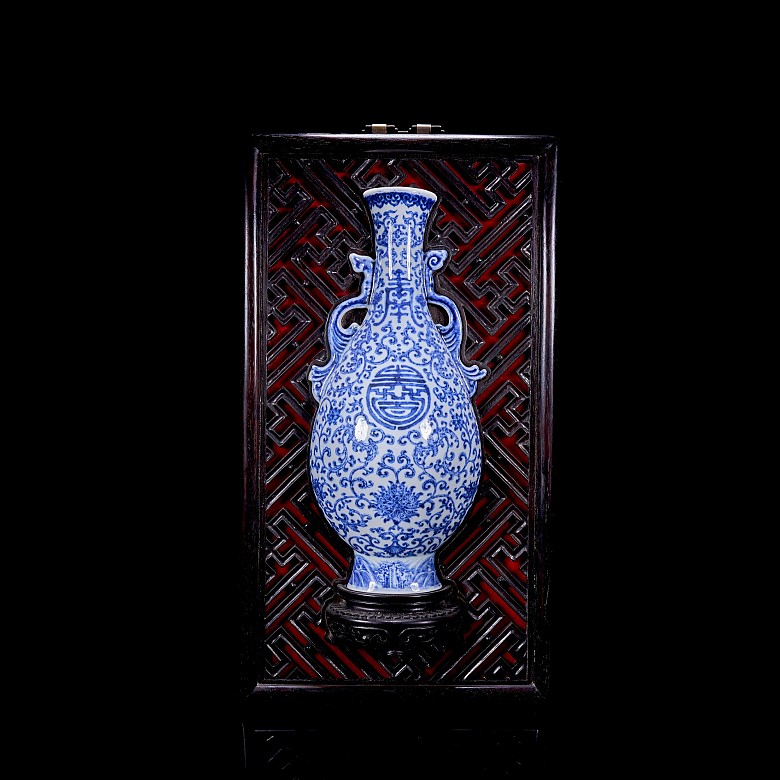 Enamelled porcelain decorative vase, Qing dynasty