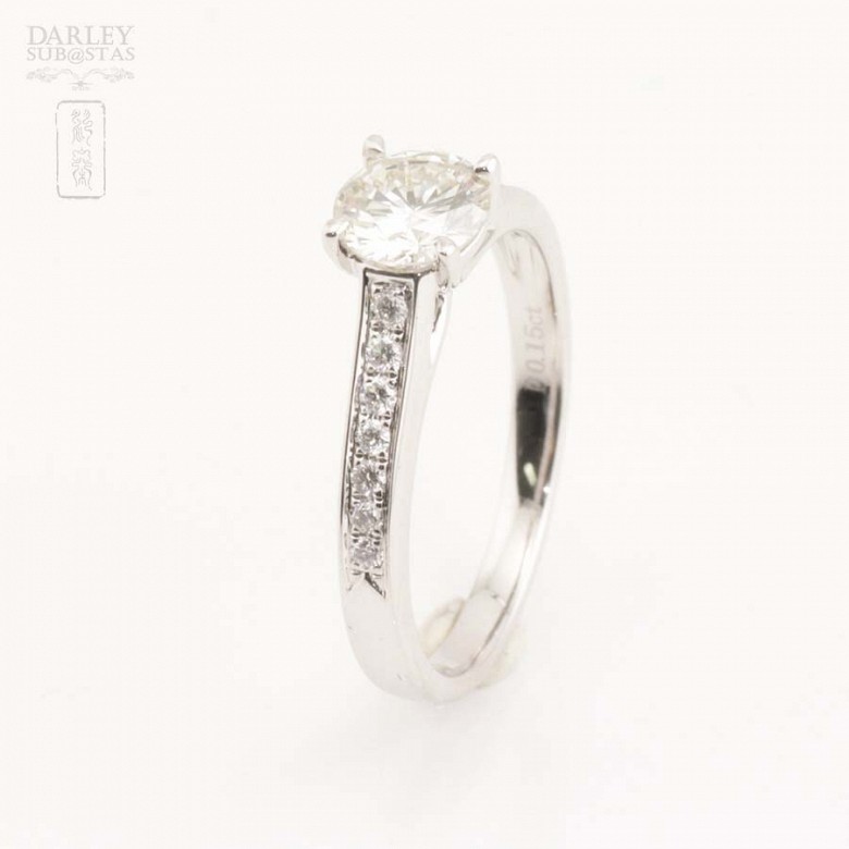 Diamond solitaire with brilliant cut.