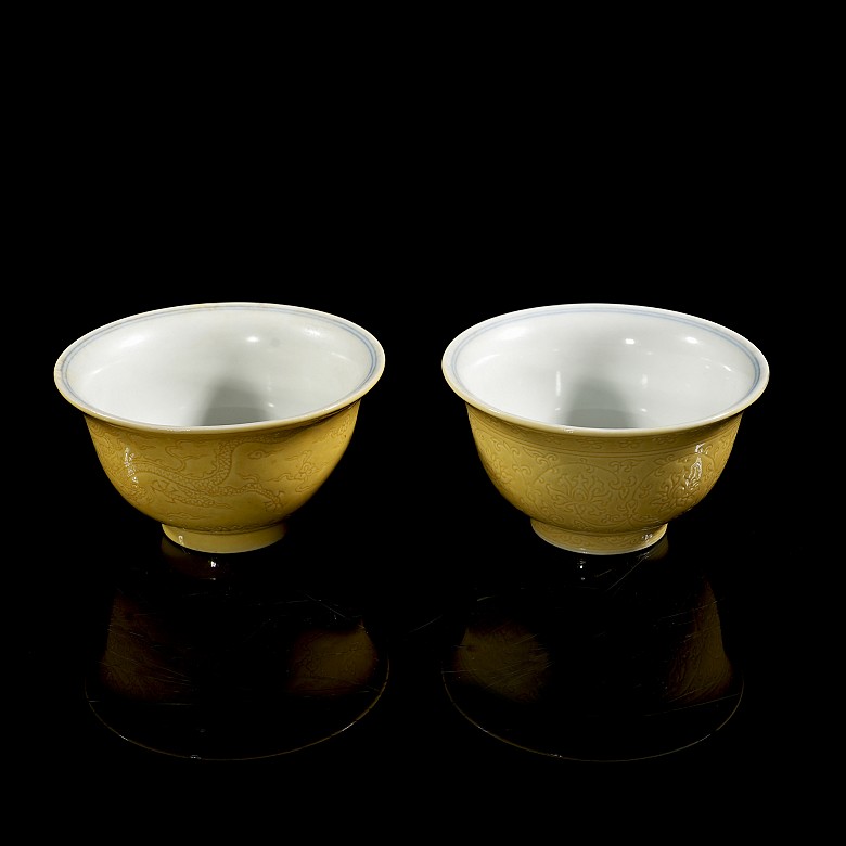 Pareja de tazas de porcelana vidriada en amarillo, dinastía Qing