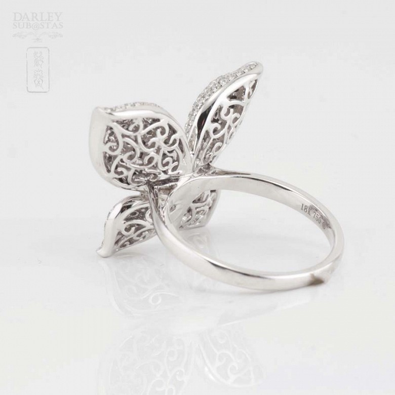 Ring in 18k white gold and diamonds.