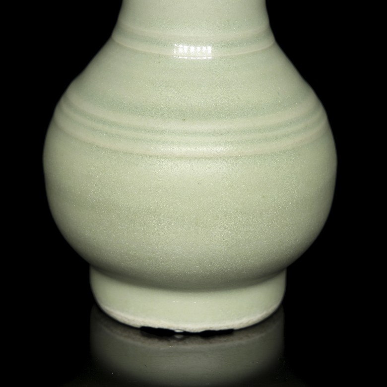 Glazed ceramic vase with a ‘Bamboo’ neck, Ming dynasty