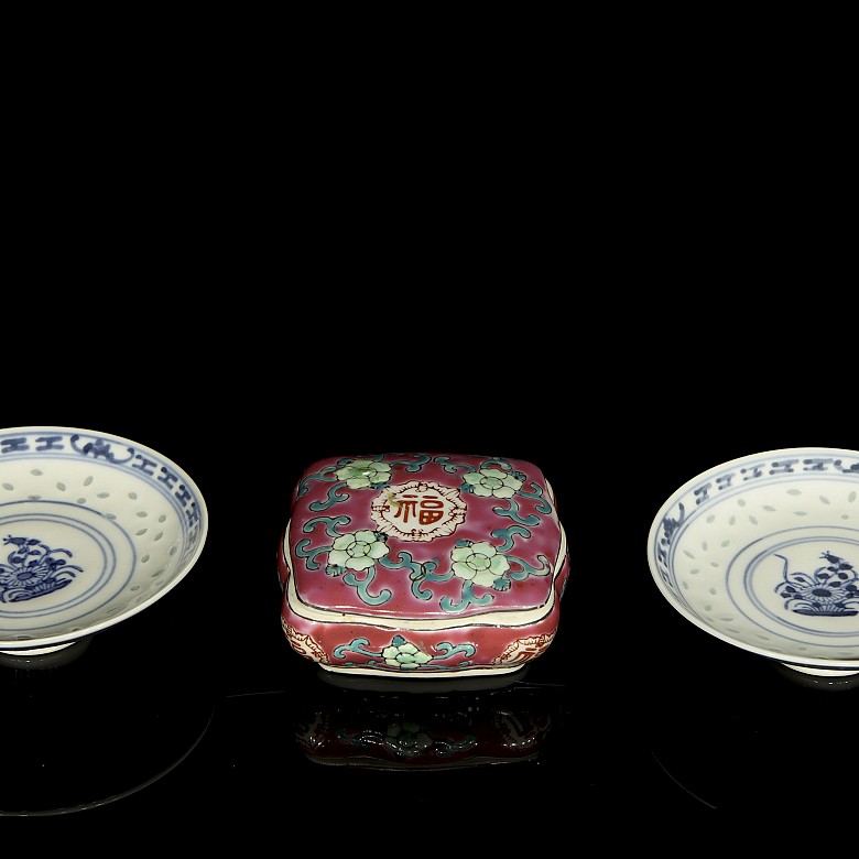 Two plates and a porcelain box, 19th-20th century