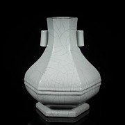 Hexagonal vase with ‘Geyao’ glaze, Qing dynasty