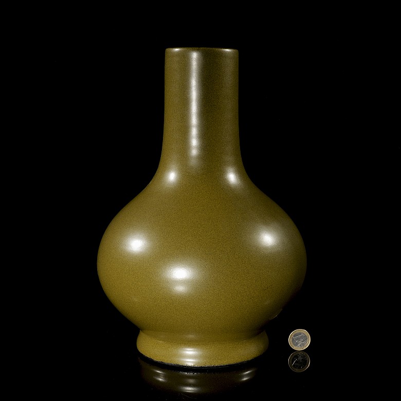 Porcelain vase with tea glaze, with Xuantong mark