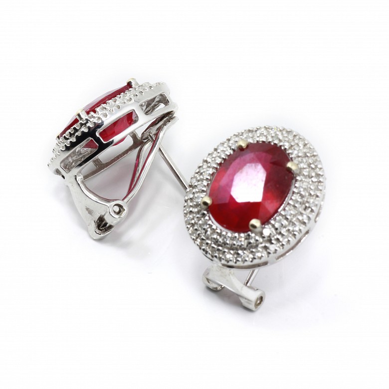 Earrings in 18k white gold with rubies and diamonds.