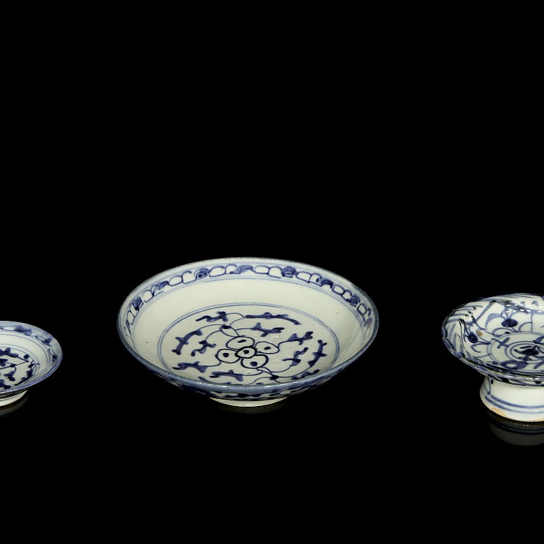 Three asian pottery objects, Qing dynasty