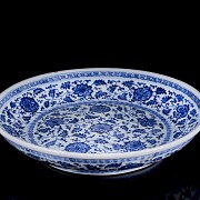 Large blue-and-white glazed ware ‘Flowers’ dish, Qing dynasty