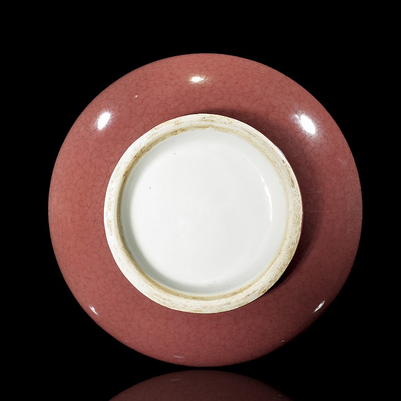 Jarrón de porcelana esmaltada en rojo, dinastía Qing