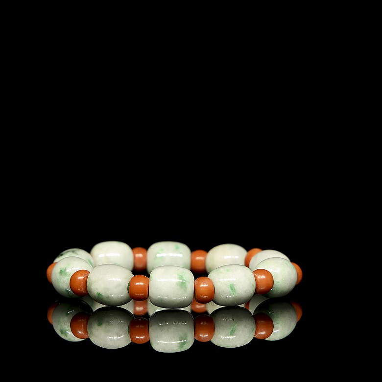 Jadeite and coloured bead bracelet, Qing dynasty