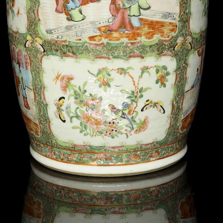 Pair of Cantonese vases “Palace scenes”, 19th century