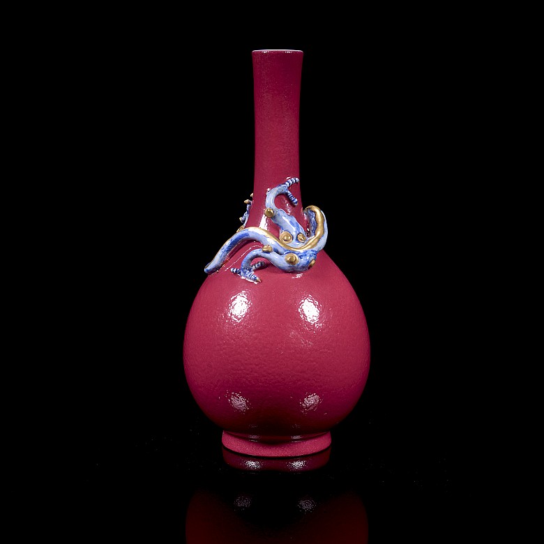 Dan Ping' porcelain vase with carmine glaze, Qing dynasty