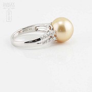 18k gold ring with diamonds and Australian pearl