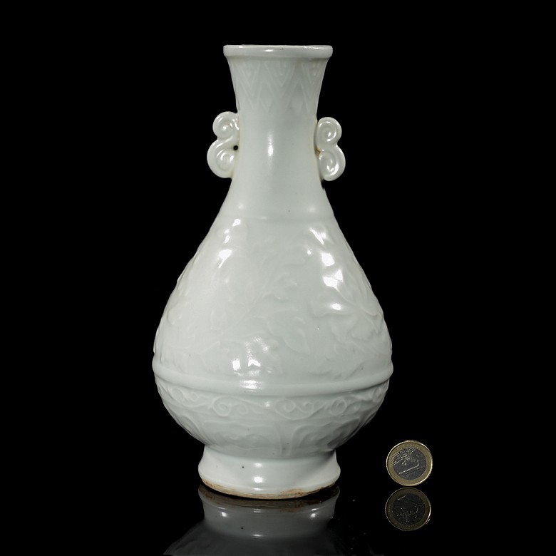 Celadon-glazed ware ‘Flowers’ vase, Yuan dynasty