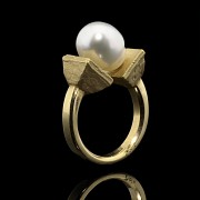 Set of earrings and ring of yellow gold and pearls