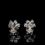 Earrings ‘Flower’ in 18 kt white gold and diamonds