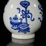 Blue-and-white glazed porcelain ‘Bogu Hua’ Dan Ping vase, Qing dynasty