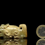 Mythical carved jade beast, Eastern Zhou Dynasty